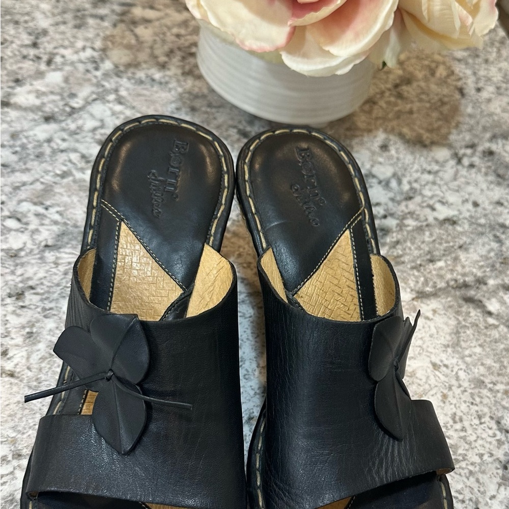 Born espadrille wedge sandals, Black leather, Flower Detail, Size 10 - Picture 10 of 12